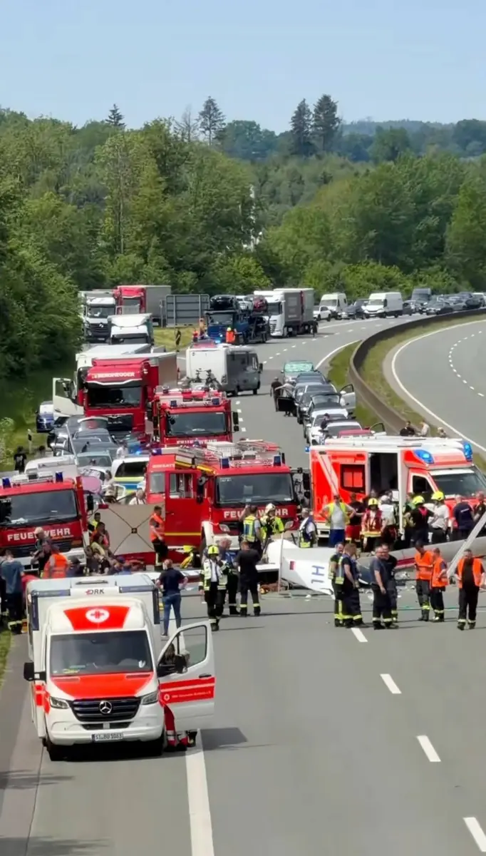     Un avión cae sobre una autopista en Alemania y desata el caos vial